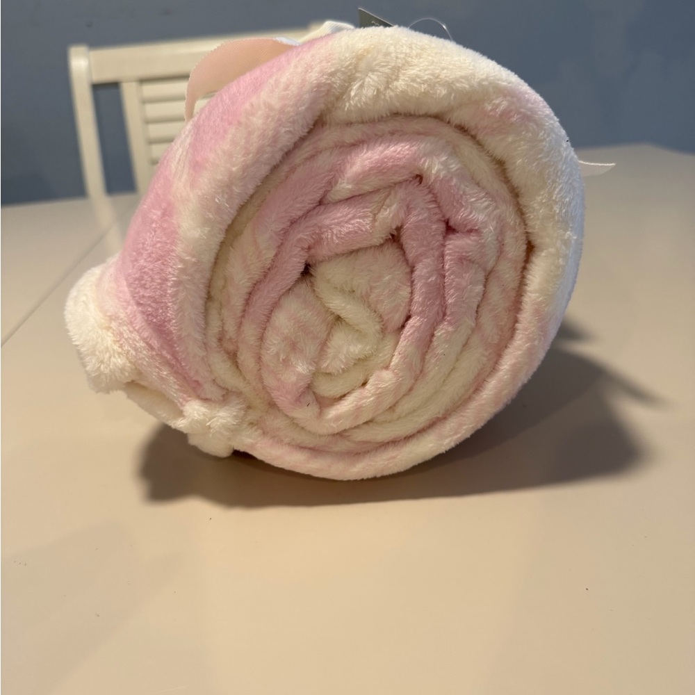 Pink and White Flannel Throw - Picture 2 of 2